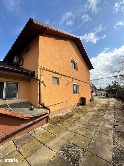 Casă cu 8 camere cu Teren 1300 Mp în Păulești