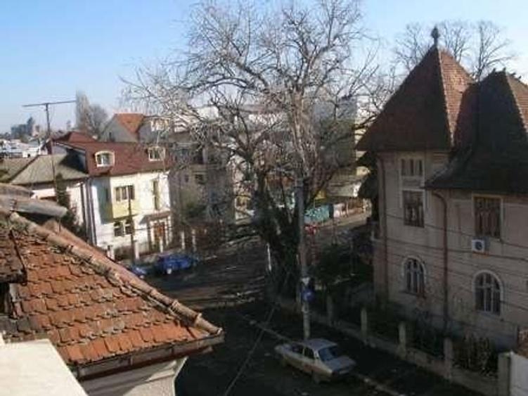 Apartament cu 4 camere decomandat în Cotroceni