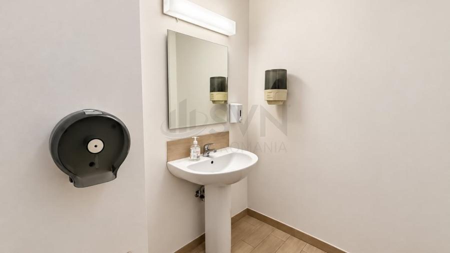 Apartament cu 8 camere decomandat în Aviatorilor