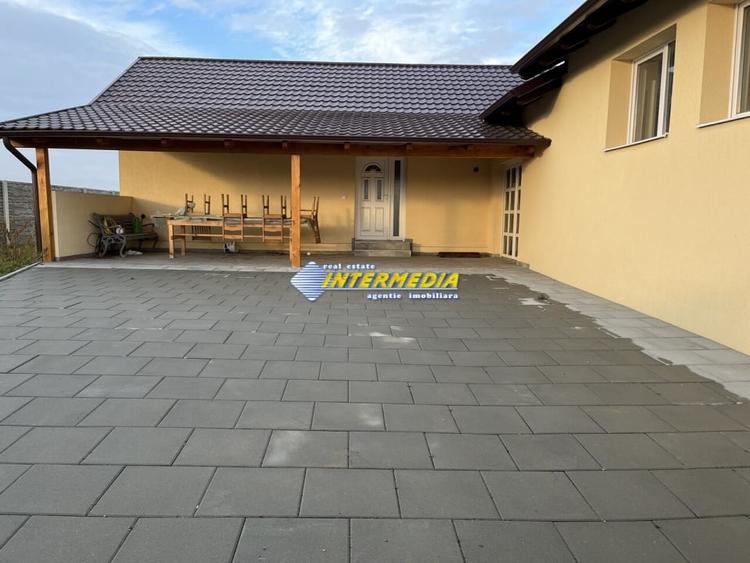 Casă individuală cu 4 camere cu Teren 1400 Mp în Central