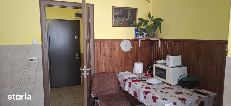 Apartament cu 3 camere decomandat în Dârste