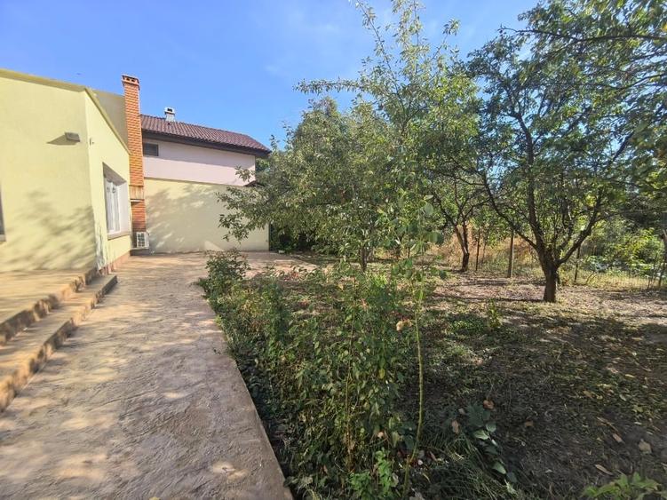 Casă individuală cu 8 camere cu Canalizare în Cetății