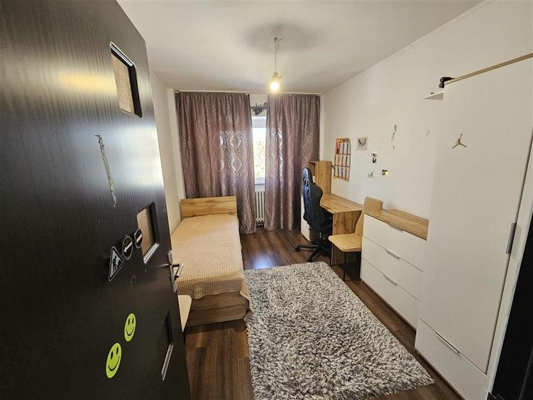 Apartament cu 3 camere decomandat în Buzaului