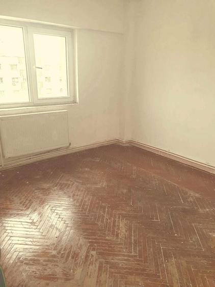 Apartament cu 4 camere decomandat în Careiului