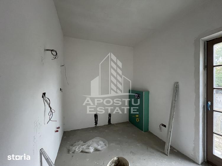 Casă cu 5 camere cu Teren 650 Mp în Soarelui