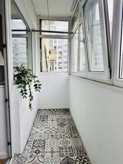 Apartament cu 3 camere semidecomandat în P-ța Victoriei