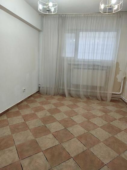 Apartament cu 3 camere semidecomandat în Romană