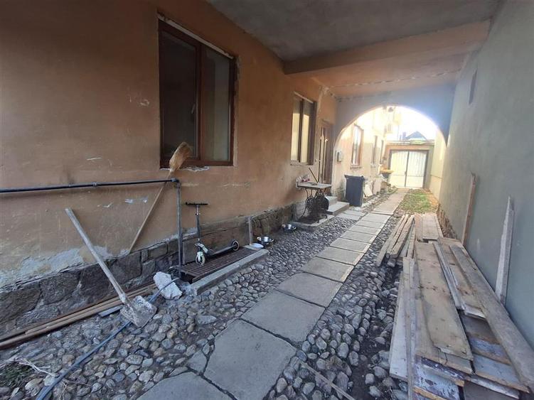 Casă individuală cu 8 camere cu Teren 1250 Mp în Cristian