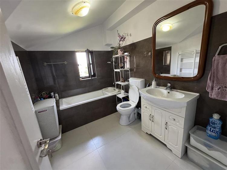 Casă cu 6 camere cu Canalizare în Central
