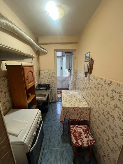 Apartament cu 2 camere semidecomandat în Podu Roș