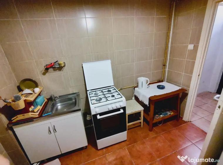 Apartament cu 3 camere semidecomandat, mobilat în Tătărași