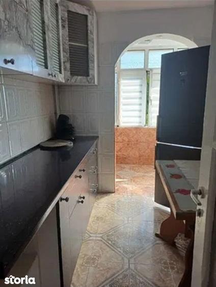 Apartament cu 3 camere decomandat, mobilat în Nicolina