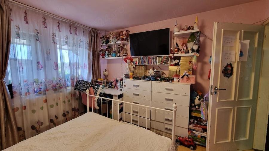 Apartament cu 3 camere decomandat în Exterior Vest