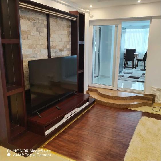 Apartament cu 3 camere decomandat în Palazu Mare
