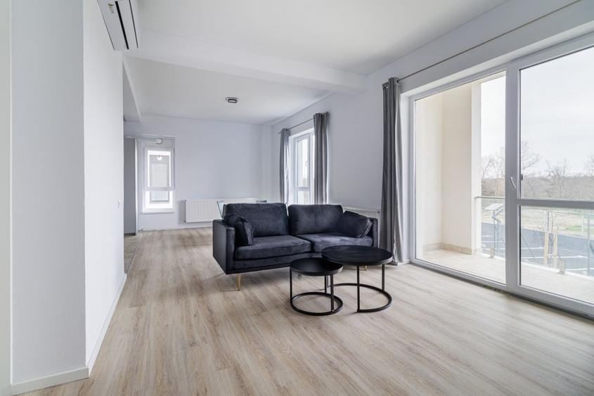 Apartament cu 3 camere semidecomandat, mobilat în 1 Decembrie