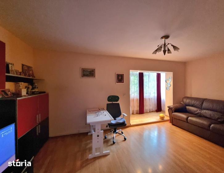 Apartament cu 3 camere decomandat, mobilat în Mioriței