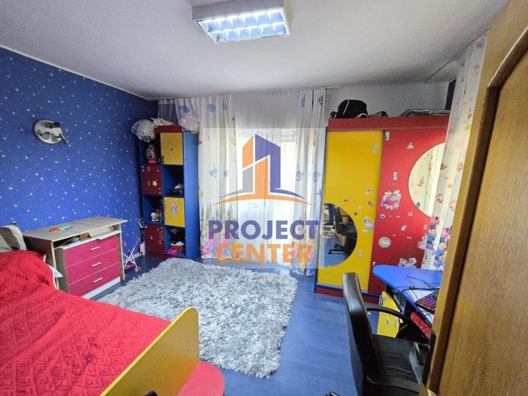 Casă individuală cu 10 camere cu Canalizare în Prelungirea Craiovei