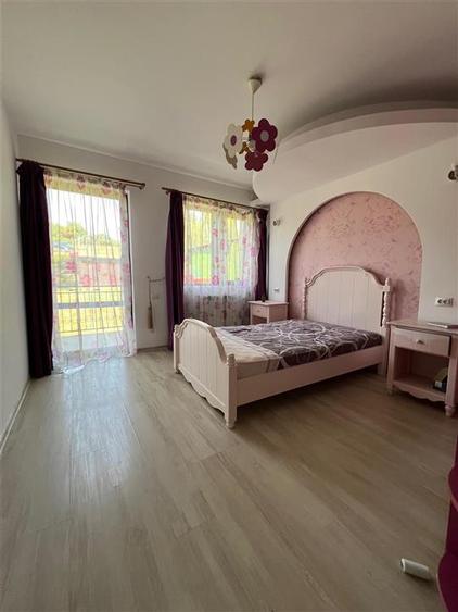 Casă cu 7 camere cu Teren 750 Mp în Vișan