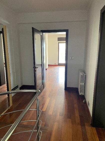 Casă cu 5 camere cu Teren 652 Mp în Sisești