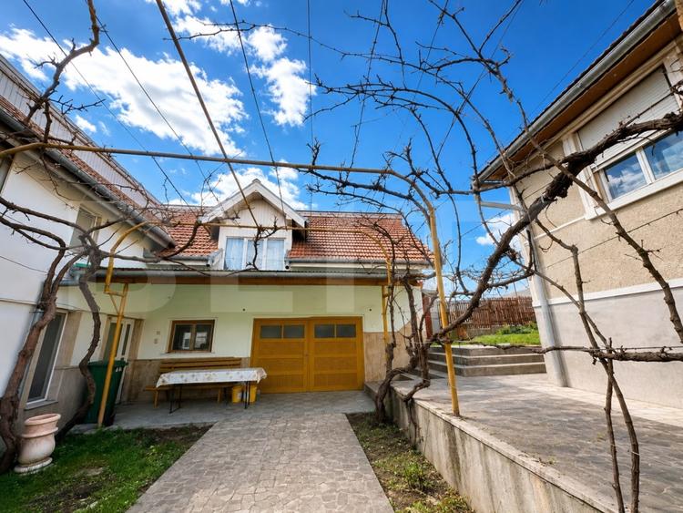 Casă individuală cu 12 camere cu Canalizare în Rapoltu Mare