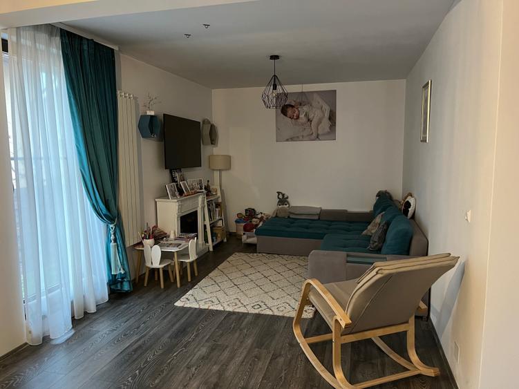 Casă cu 4 camere în Valea Adâncă