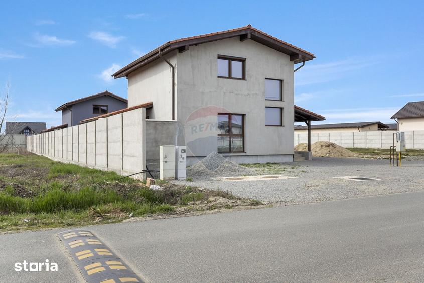 Casă cu 7 camere cu Teren 437 Mp în Livada