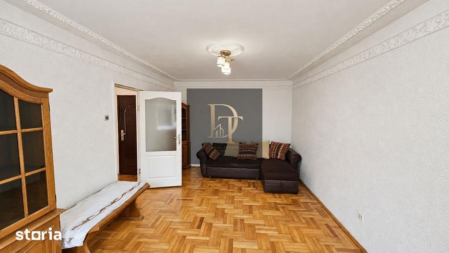 Apartament cu 2 camere decomandat în Tractorul