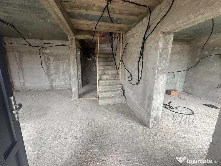 Casă cu 5 camere cu Teren 242 Mp în Ștefăneștii de Jos