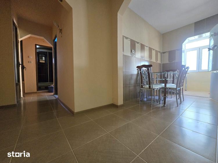 Apartament cu 3 camere decomandat în Școlilor