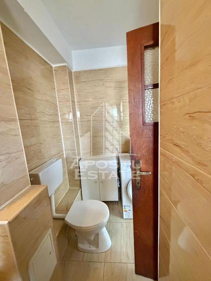 Apartament cu 3 camere semidecomandat, mobilat în P-ța Unirii
