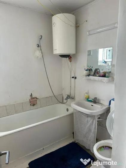 Apartament cu 4 camere decomandat în Peco