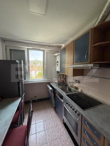 Apartament cu 3 camere semidecomandat în Central