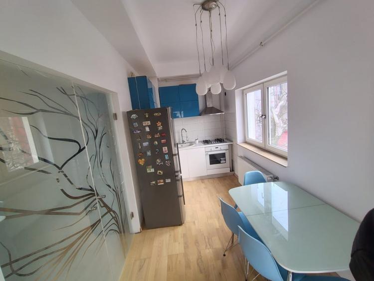 Apartament cu 3 camere semidecomandat, mobilat în Central