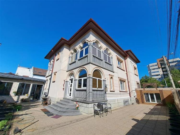 Casă individuală cu 14 camere cu Canalizare în Central