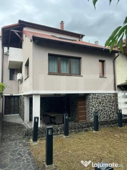 Casă cu 7 camere cu Teren 252 Mp în Semicentral