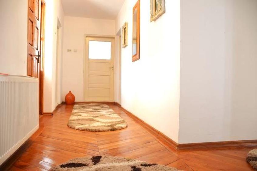 Casă cu 7 camere cu Teren 1020 Mp în Exterior Nord