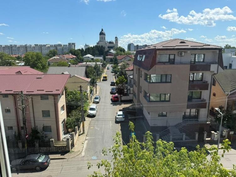 Apartament cu 2 camere decomandat în Banca Națională