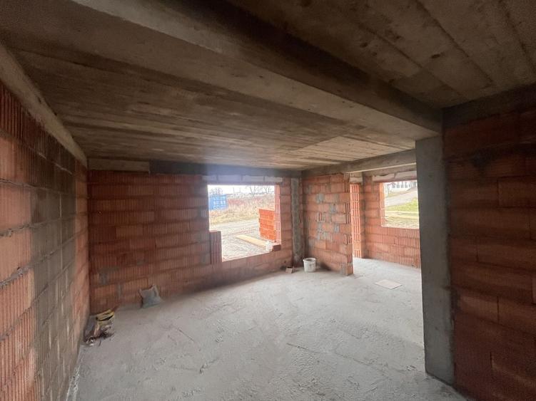 Duplex cu 4 camere cu Canalizare în Ipotești