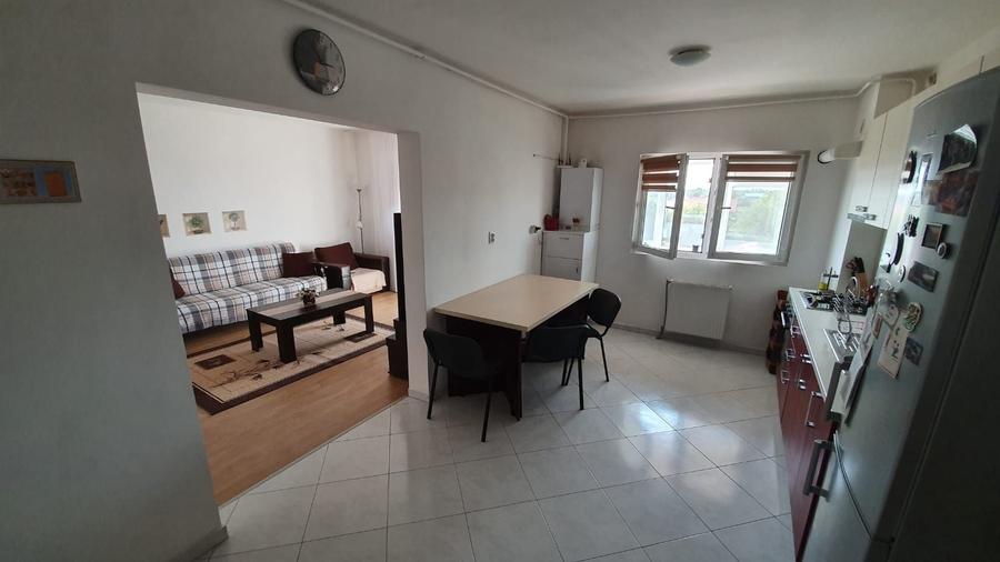 Apartament cu 3 camere decomandat în Cazasu