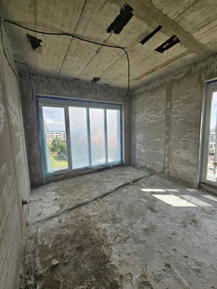 Apartament cu 3 camere decomandat în Europa