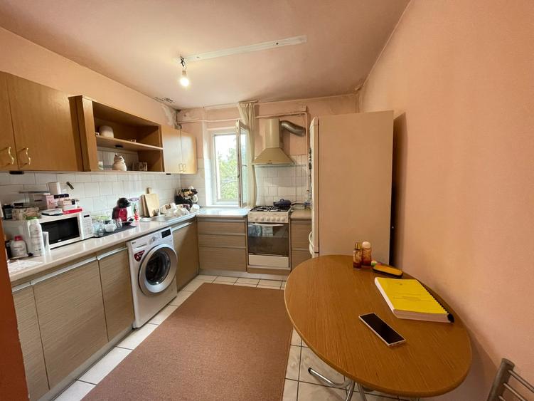 Apartament cu 2 camere semidecomandat, mobilat în Podu Roș