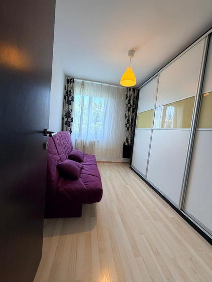 Apartament cu 3 camere semidecomandat în Titan