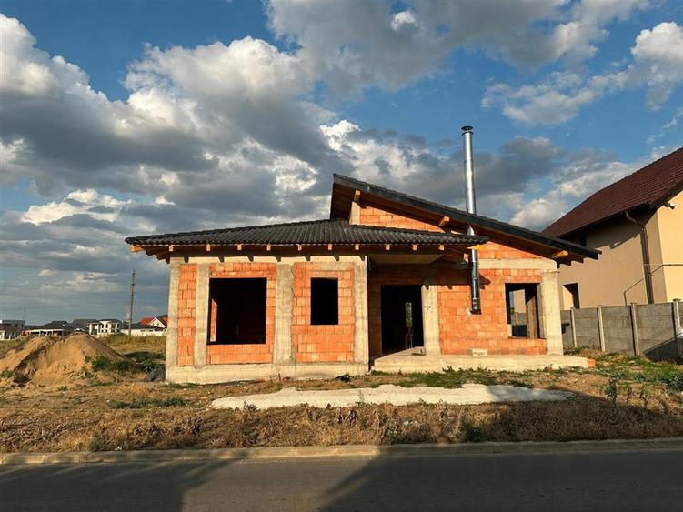 Casă cu 4 camere cu Teren 665 Mp în Cihei