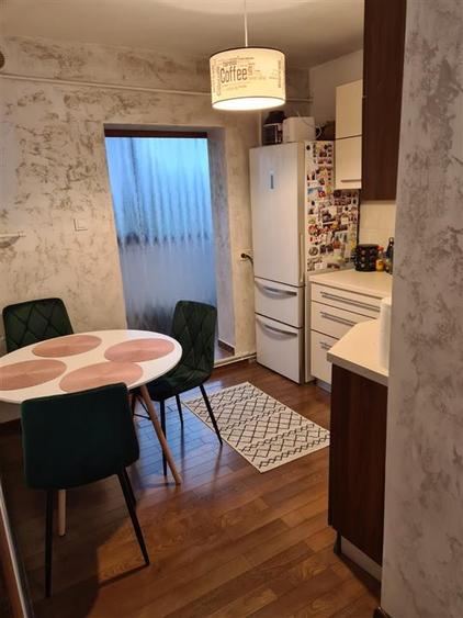 Apartament cu 3 camere decomandat, mobilat în Nicolina
