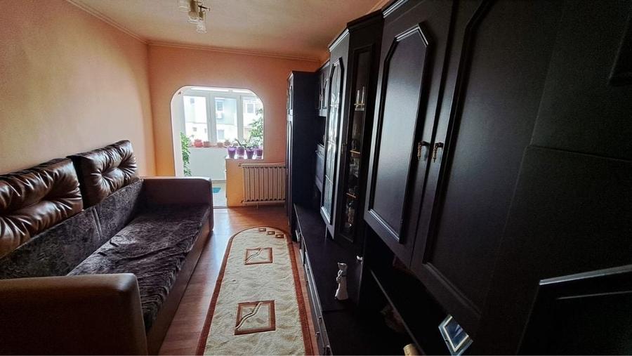 Apartament cu 3 camere decomandat în Crihala
