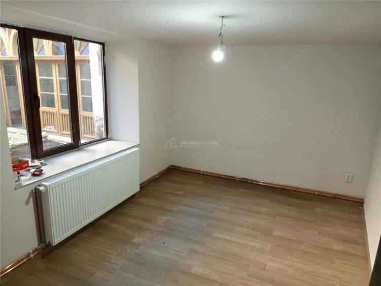 Casă cu Teren 1439 Mp în Socol