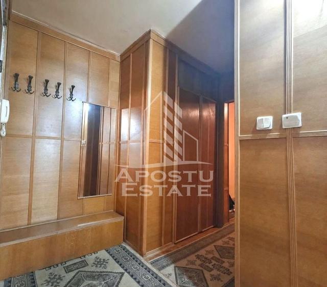 Apartament cu 3 camere decomandat, mobilat în Girocului