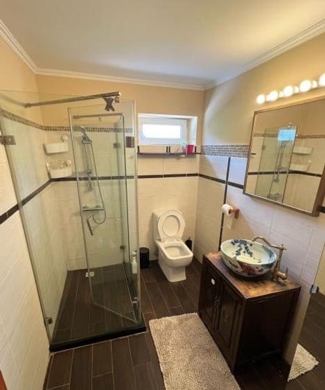 Apartament cu 4 camere semidecomandat, mobilat în Calea Călărașilor