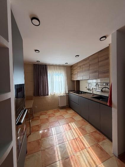 Apartament cu 3 camere semidecomandat în Tineretului