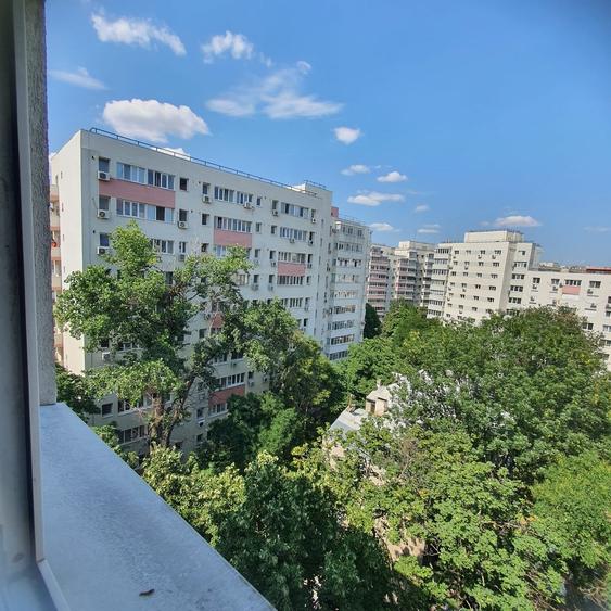 Apartament cu 3 camere semidecomandat în Mihai Bravu